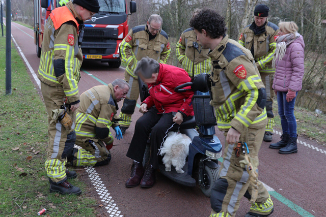 Hondenriem vast tussen scootmobiel tijdens uitlaten hondje aan de Burg. van der Klokkenlaan Waalwijk
