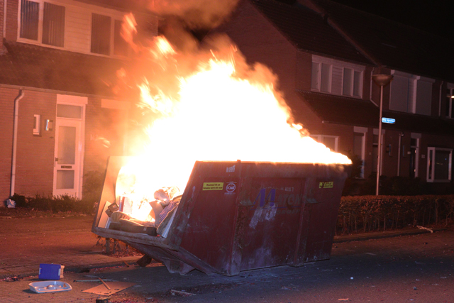 Hoge vlammen bij brand in bouwcontainer aan de Burg. Teijssenlaan Waalwijk