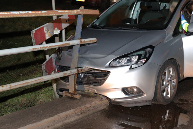 Man botst met auto tegen brug aan op de Valkenvoortweg Waalwijk