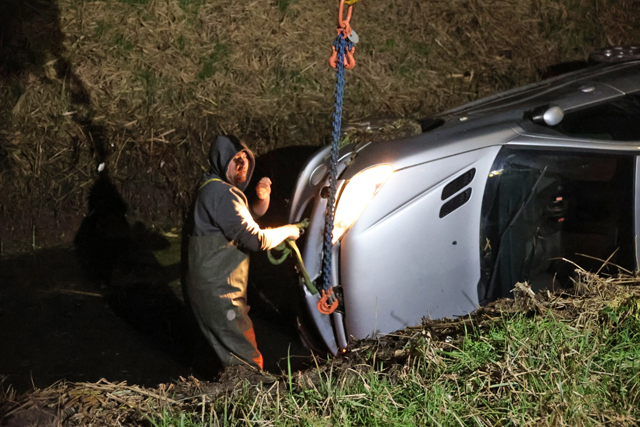 Dronken automobilist belandt met auto in sloot langs de A59 (Maasroute) Waalwijk