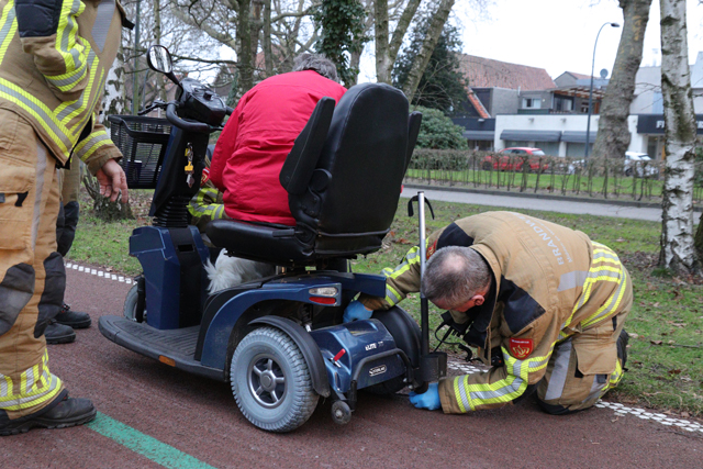 Hondenriem vast tussen scootmobiel tijdens uitlaten hondje aan de Burg. van der Klokkenlaan Waalwijk