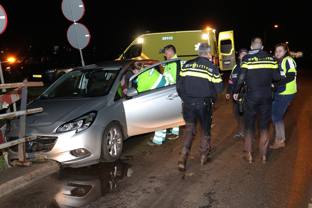 Man botst met auto tegen brug aan op de Valkenvoortweg Waalwijk