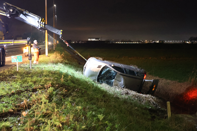 Dronken automobilist belandt met auto in sloot langs de A59 (Maasroute) Waalwijk