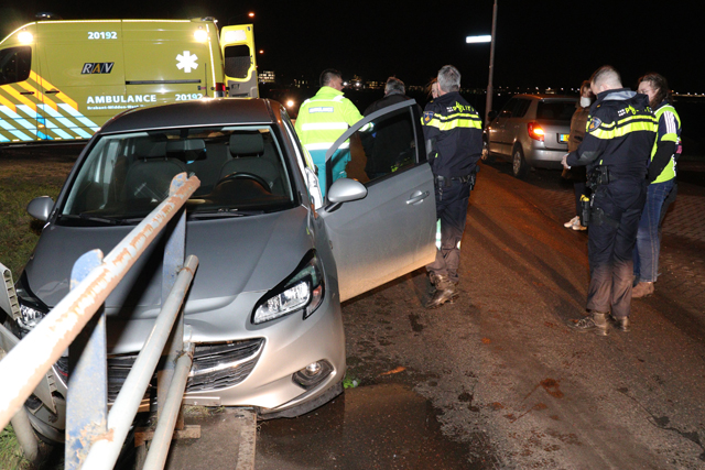 Man botst met auto tegen brug aan op de Valkenvoortweg Waalwijk