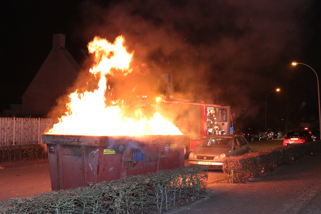 Hoge vlammen bij brand in bouwcontainer aan de Burg. Teijssenlaan Waalwijk