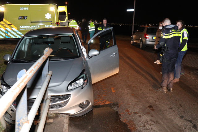 Man botst met auto tegen brug aan op de Valkenvoortweg Waalwijk