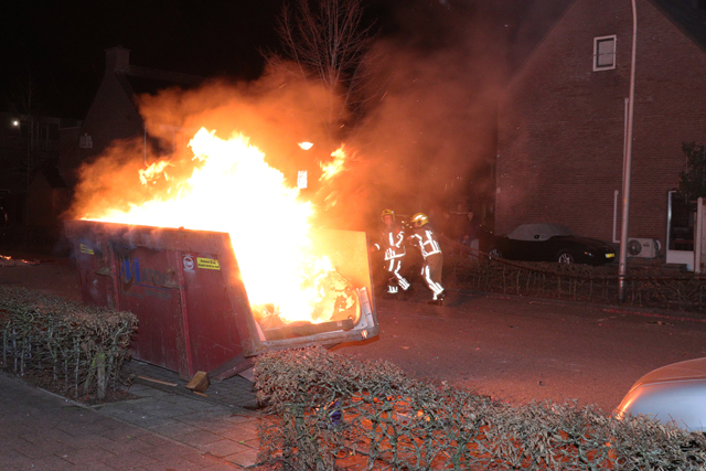 Hoge vlammen bij brand in bouwcontainer aan de Burg. Teijssenlaan Waalwijk