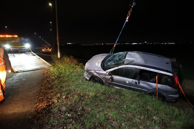 Dronken automobilist belandt met auto in sloot langs de A59 (Maasroute) Waalwijk