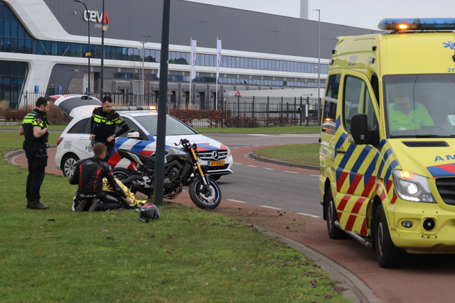 Vrouw gaat hard onderuit met de motor aan de Mechie Trommelenweg Waalwijk
