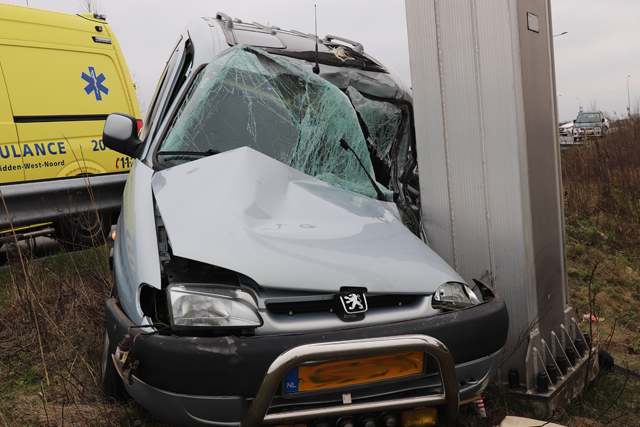 Auto vliegt over vangrail op de Midden-Brabantweg Waalwijk