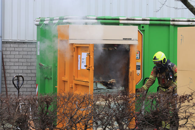 Perscontainer in brand binnenin bij bedrijf aan de Zijlweg Waalwijk