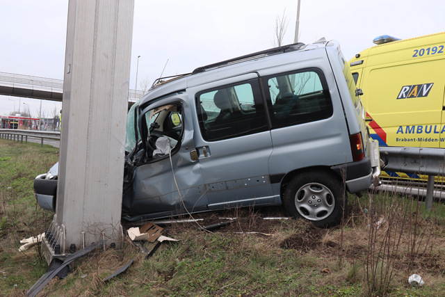 Auto vliegt over vangrail op de Midden-Brabantweg Waalwijk
