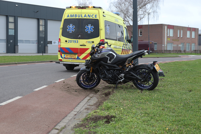 Vrouw gaat hard onderuit met de motor aan de Mechie Trommelenweg Waalwijk