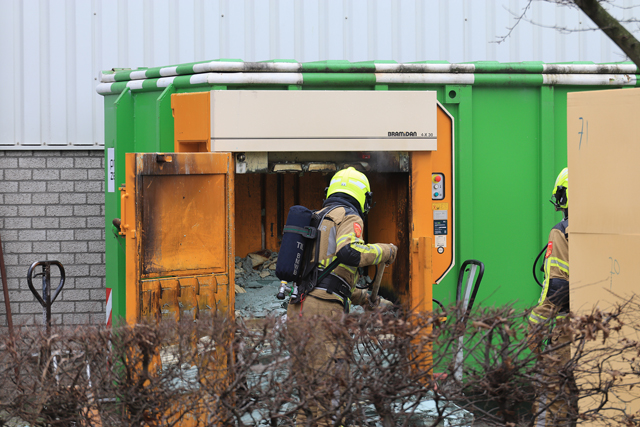 Perscontainer in brand binnenin bij bedrijf aan de Zijlweg Waalwijk