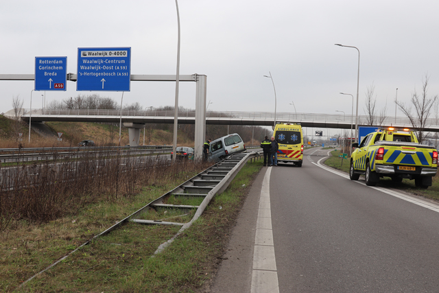 Auto vliegt over vangrail op de Midden-Brabantweg Waalwijk