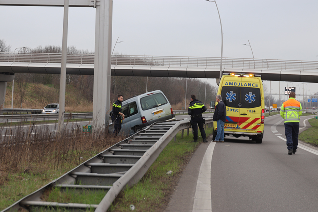 Auto vliegt over vangrail op de Midden-Brabantweg Waalwijk