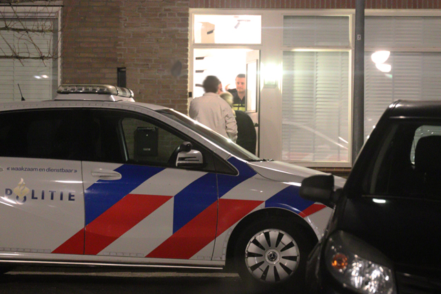 Meerdere eenheden van de politie rukken uit voor conflict in woning aan de Meester van Hallstraat Waalwijk