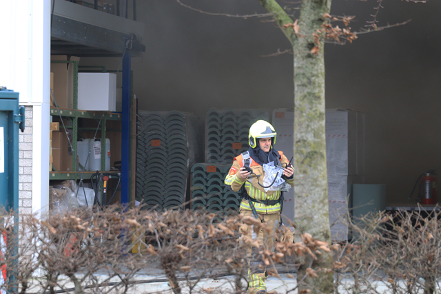 Perscontainer in brand binnenin bij bedrijf aan de Zijlweg Waalwijk