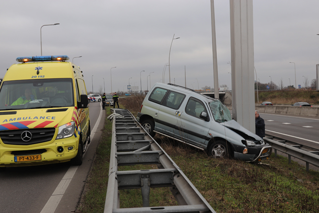 Auto vliegt over vangrail op de Midden-Brabantweg Waalwijk