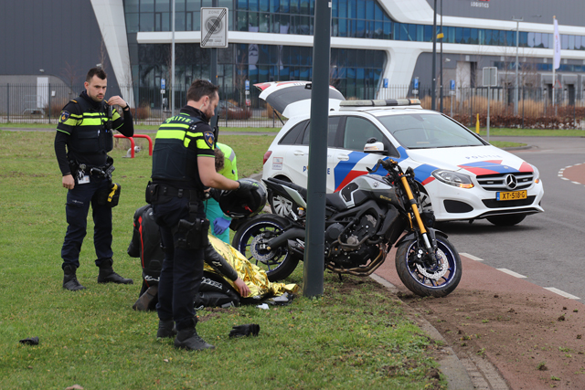 Vrouw gaat hard onderuit met de motor aan de Mechie Trommelenweg Waalwijk