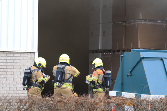 Perscontainer in brand binnenin bij bedrijf aan de Zijlweg Waalwijk