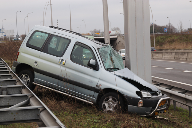 Auto vliegt over vangrail op de Midden-Brabantweg Waalwijk