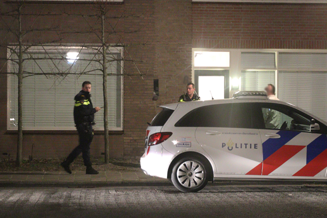 Meerdere eenheden van de politie rukken uit voor conflict in woning aan de Meester van Hallstraat Waalwijk