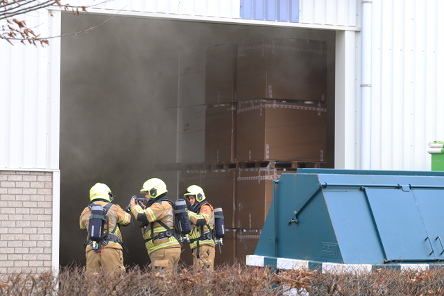 Perscontainer in brand binnenin bij bedrijf aan de Zijlweg Waalwijk