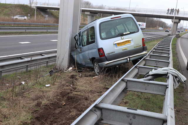 Auto vliegt over vangrail op de Midden-Brabantweg Waalwijk