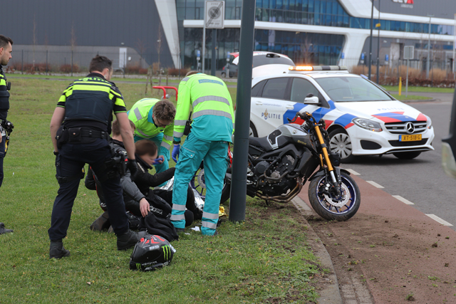 Vrouw gaat hard onderuit met de motor aan de Mechie Trommelenweg Waalwijk