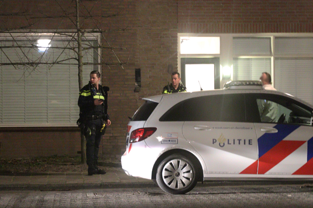Meerdere eenheden van de politie rukken uit voor conflict in woning aan de Meester van Hallstraat Waalwijk
