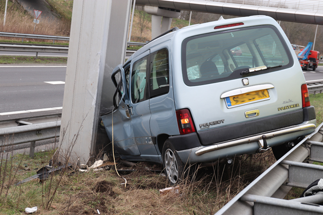 Auto vliegt over vangrail op de Midden-Brabantweg Waalwijk