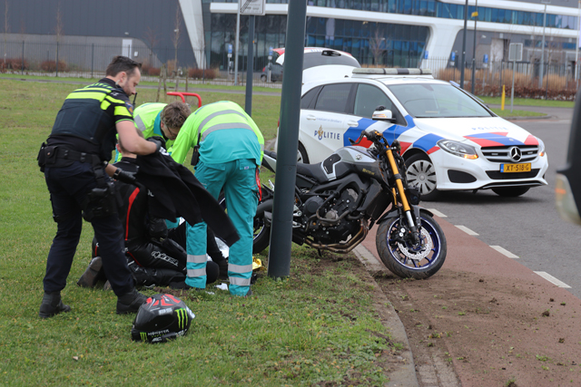 Vrouw gaat hard onderuit met de motor aan de Mechie Trommelenweg Waalwijk