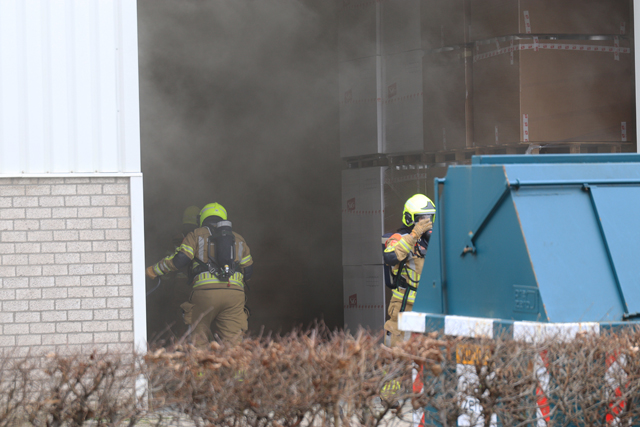 Perscontainer in brand binnenin bij bedrijf aan de Zijlweg Waalwijk