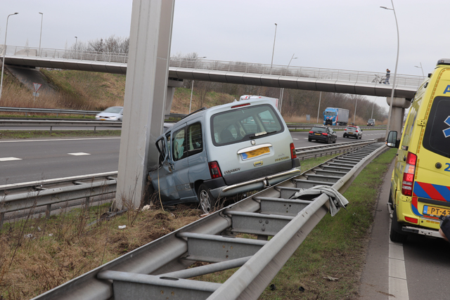 Auto vliegt over vangrail op de Midden-Brabantweg Waalwijk