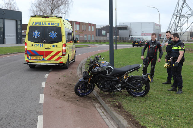 Vrouw gaat hard onderuit met de motor aan de Mechie Trommelenweg Waalwijk