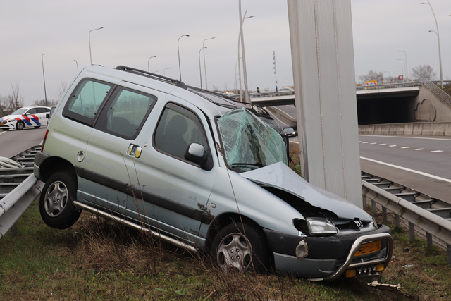 Auto vliegt over vangrail op de Midden-Brabantweg Waalwijk