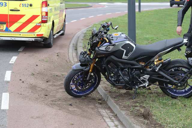 Vrouw gaat hard onderuit met de motor aan de Mechie Trommelenweg Waalwijk