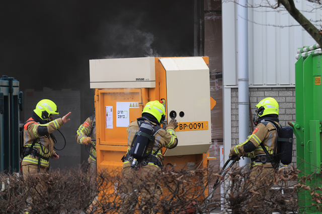 Perscontainer in brand binnenin bij bedrijf aan de Zijlweg Waalwijk