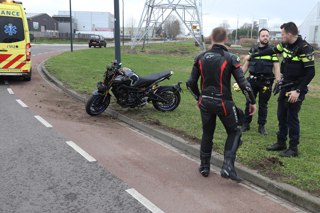 Vrouw gaat hard onderuit met de motor aan de Mechie Trommelenweg Waalwijk