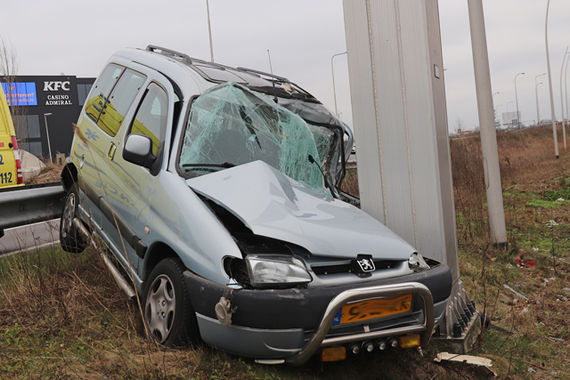 Auto vliegt over vangrail op de Midden-Brabantweg Waalwijk
