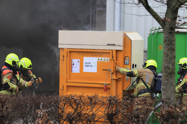 Perscontainer in brand binnenin bij bedrijf aan de Zijlweg Waalwijk