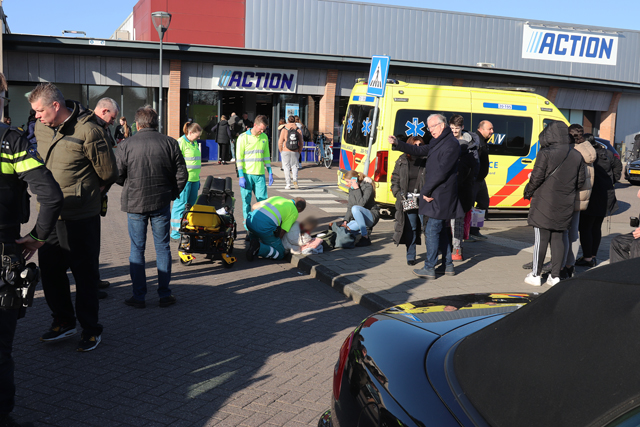Vrouw op fiets aangereden door automobilist op parkeerplaats winkelcentrum De Els Waalwijk