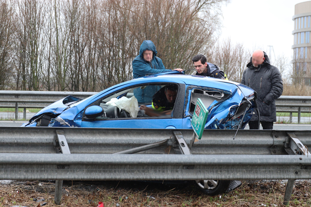 Ravage na ongeval tussen drie auto’s op de A59 (Maasroute) Waalwijk