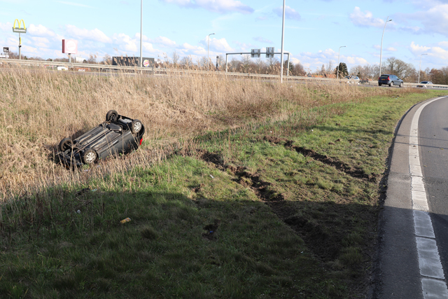 Dronken bestuurder slaat over de kop met auto aan de Midden-Brabantweg Waalwijk