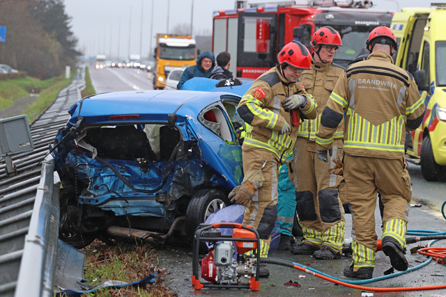 Ravage na ongeval tussen drie auto’s op de A59 (Maasroute) Waalwijk