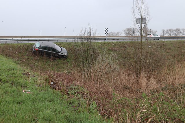 Bestuurder vliegt met auto uit de bocht bij Waalwijk-Oost