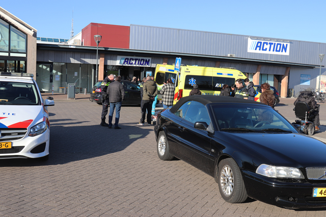 Vrouw op fiets aangereden door automobilist op parkeerplaats winkelcentrum De Els Waalwijk