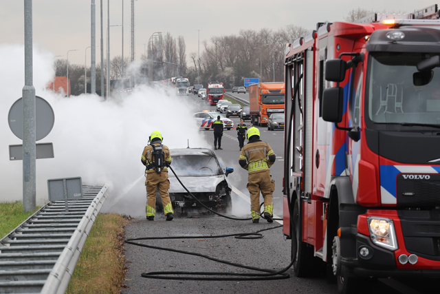 Auto brandt uit op de A59 (Maasroute) Waalwijk