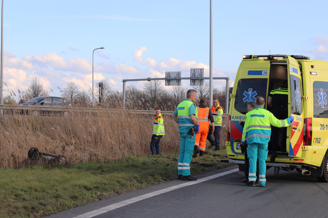 Dronken bestuurder slaat over de kop met auto aan de Midden-Brabantweg Waalwijk
